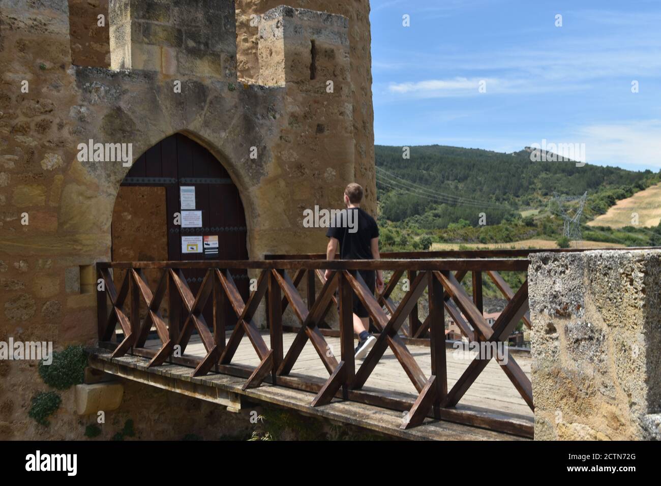 ALICANTE, SPANIEN - 13. Aug 2019: Joven, cruzando el puente del castillo medieval Stockfoto