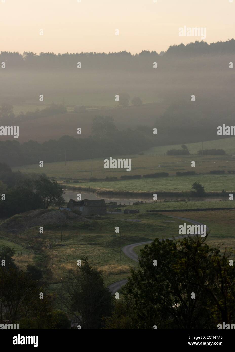 Nebliger Morgen im Dorf Youlgreave Derbyshire UK Stockfoto