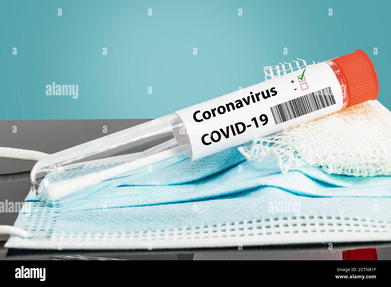 PCR- oder Antigen-Reagenzglas mit Coronavirus COVID-19-positiv Stockfoto
