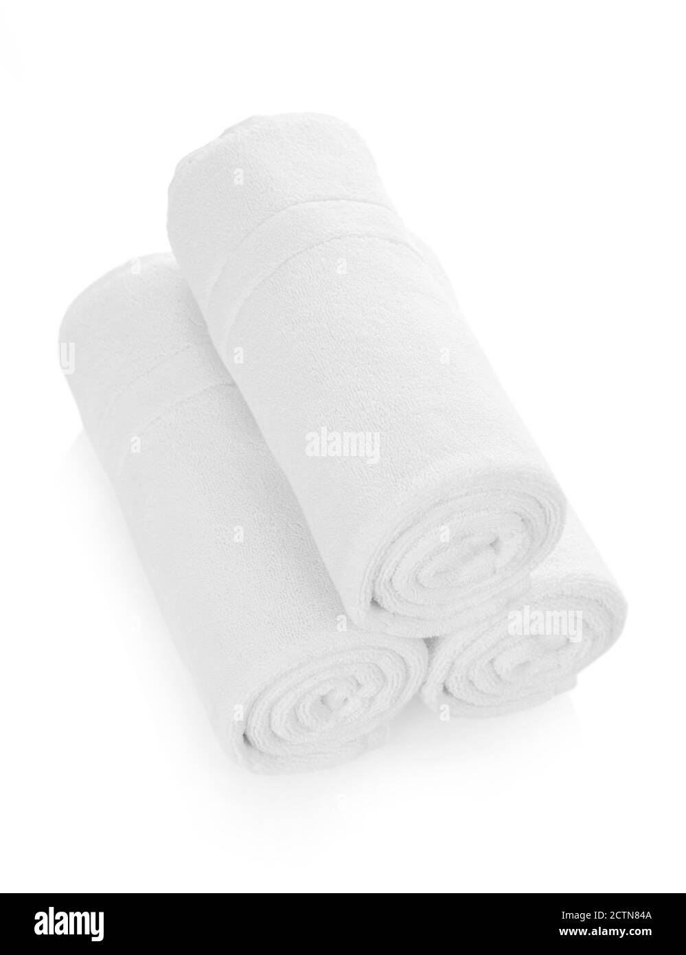 Saubere weiße Handtücher, isoliert auf Weiß Stockfoto