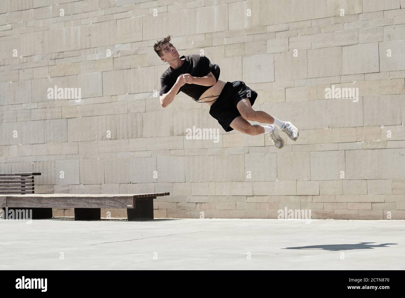 Auf dem Kopf von jungen männlichen tun Salto beim Üben Parkour Im städtischen Bereich im Sommer Stockfoto