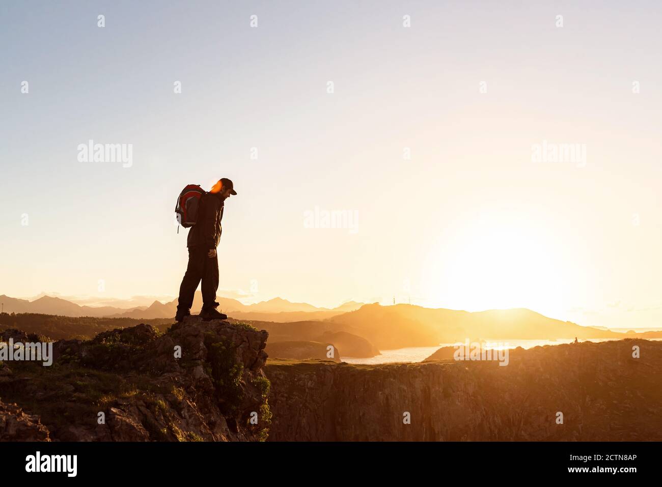 Asiatische männliche Unternehmer in formellen Anzug zeigt Breakdance Bewegung und Balancieren auf Arm im Handstand auf der Stadtstraße beim Schauen Bei der Kamera Stockfoto