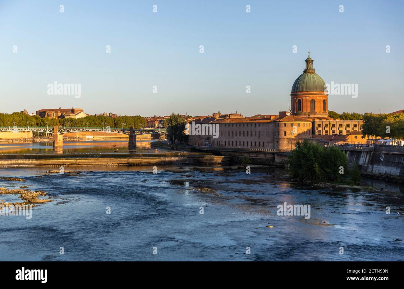 Blick auf das Stadtzentrum von Toulouse, den Saint Joseph Dome und den Fluss Garonne, Frankreich Stockfoto