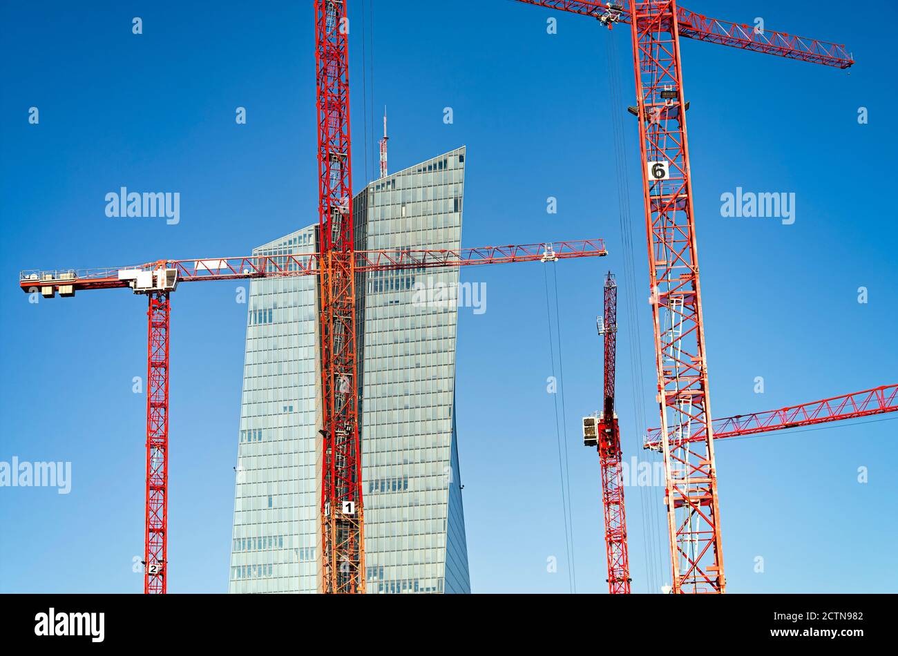 Europäische Zentralbank mit Baukranen im Vordergrund Stockfoto