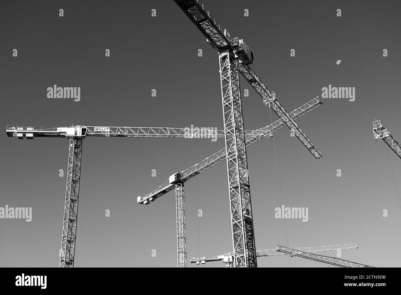 Mehrere Baukräne auf einer Baustelle in schwarz und Weiß Stockfoto