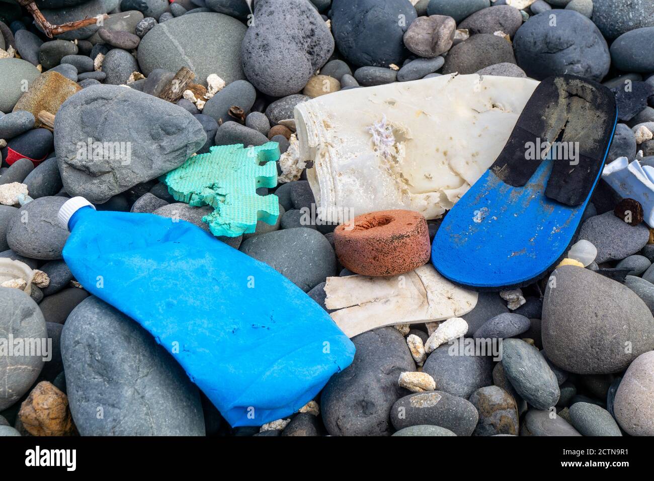 Plastikmüll am Strand der Kanarischen Insel La Gomera Stockfoto