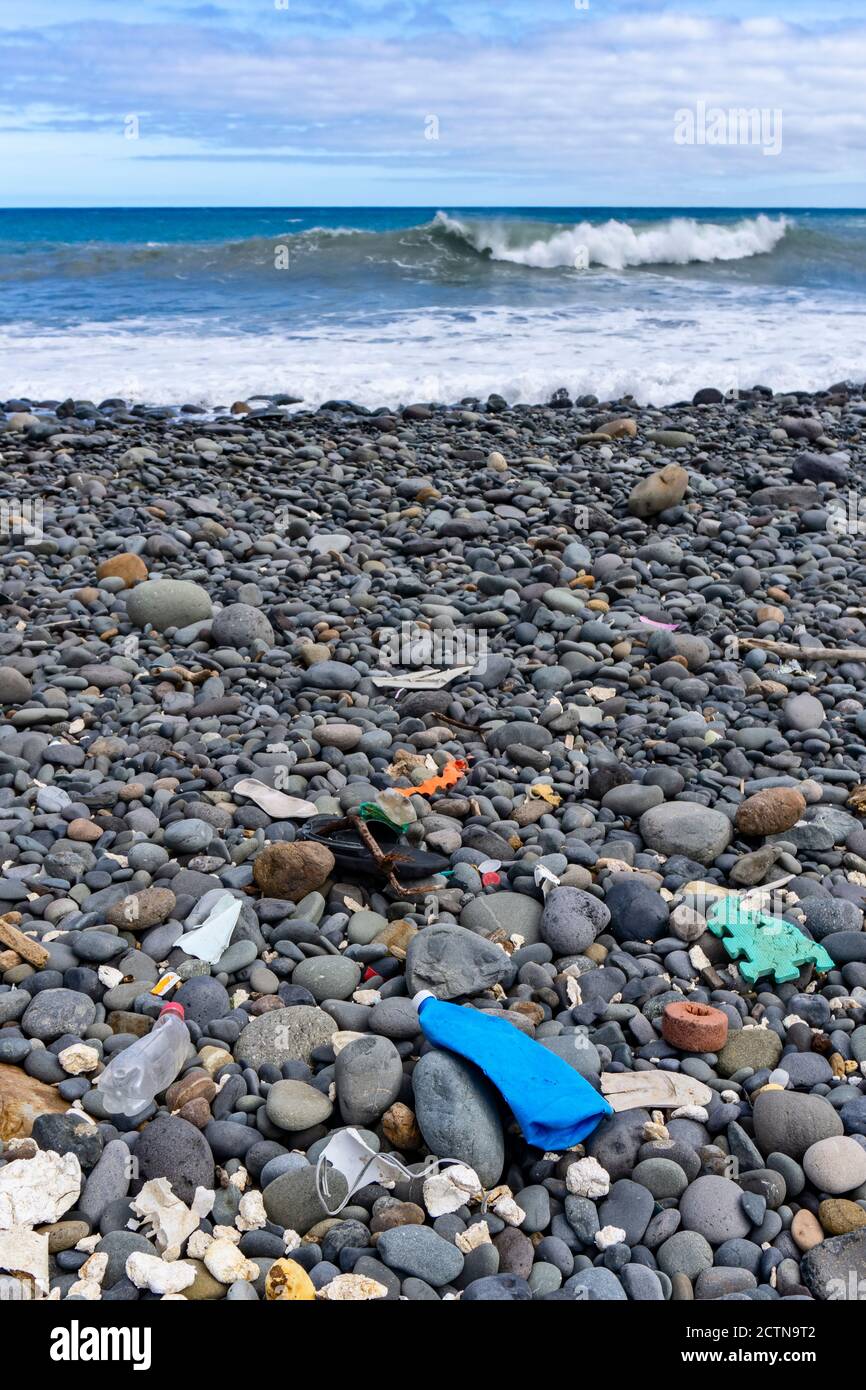 Plastikmüll am Strand der Kanarischen Insel Gomera Stockfoto