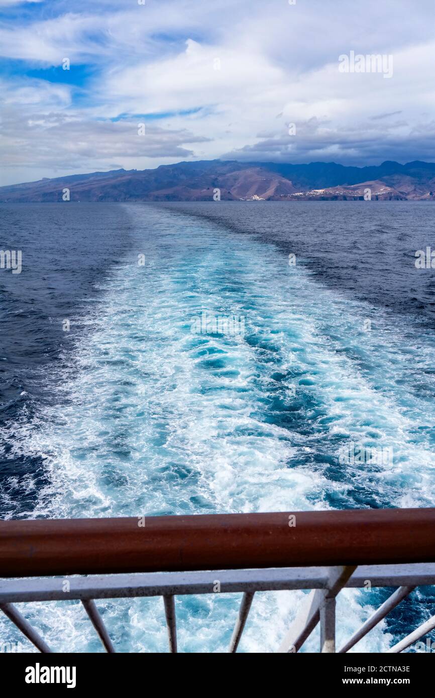 Geländer und Heck Welle eines Schiffes mit dem Kanarischen Insel La Gomera im Hintergrund Stockfoto
