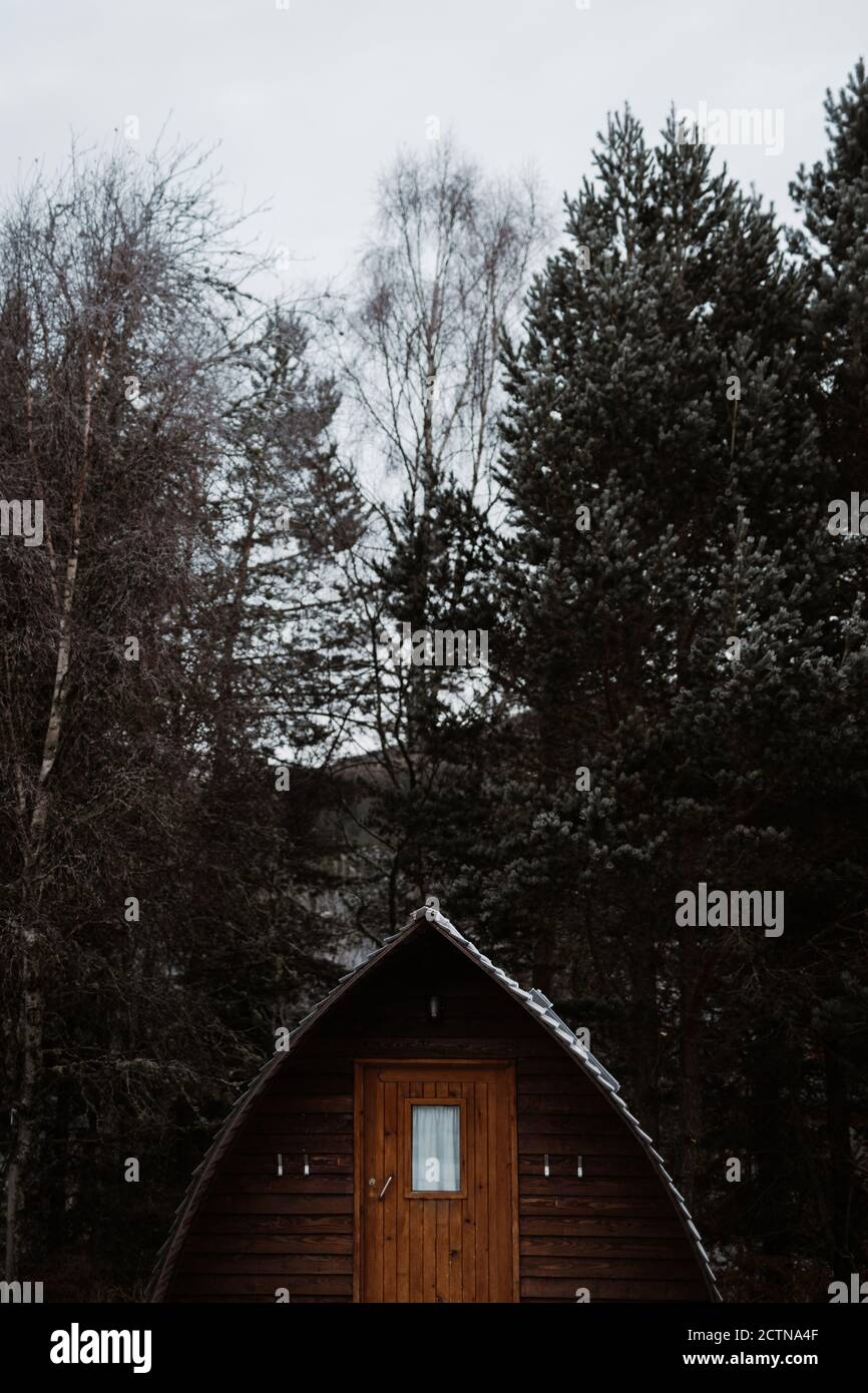 Wohnhaus mit Holzfassade im Dorf in Winter in den schottischen Highlands Stockfoto