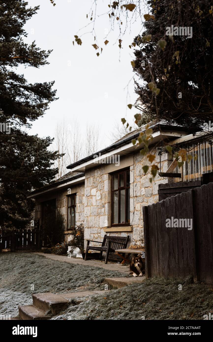 Ferienhaus mit Steinfassade im Dorf an bewölkten Tagen In den schottischen Highlands Stockfoto