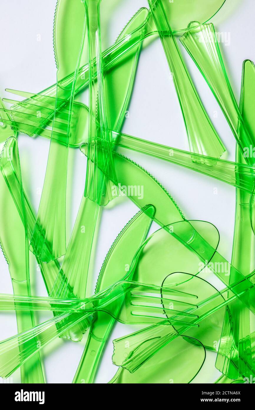 Draufsicht Zusammensetzung der hellgrünen transparenten Kunststoff Gabeln und Löffel und Messer auf weißem Hintergrund platziert Stockfoto