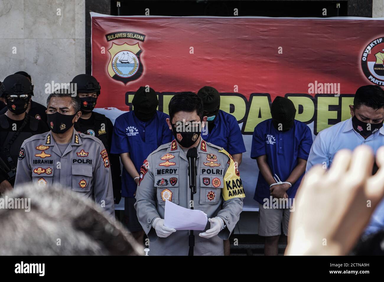 Makassar, Süd-Sulawesi, Indonesien. September 2020. Generalinspektor Merdisyam, Polizeichef von Süd-Sulawesi, bei einer Pressekonferenz zur Verhaftung von vier Drogenhändlern zusammen mit Beweisen in Form von 13.4 kg Methamphetamin und 2,994 Ecstasy-Pillen. Die Täter wurden von einem Spezialteam der Regionalpolizei Süd-Sulawesi zusammen mit dem Drogenkriminalteam der Regionalpolizei Süd-Sulawesi an verschiedenen Orten in der indonesischen Stadt Makassar abgesichert. Quelle: Herwin Bahar/ZUMA Wire/Alamy Live News Stockfoto