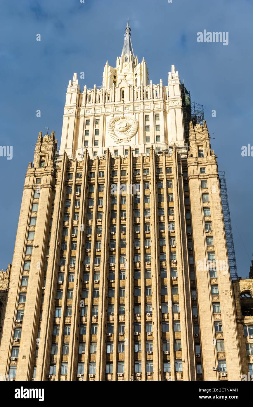 Moskau, Russland – 13. Juni 2017. Turm des stalinistischen Wolkenkratzers, besetzt vom russischen Außenministerium, in Moskau. Das Baudatum Stockfoto