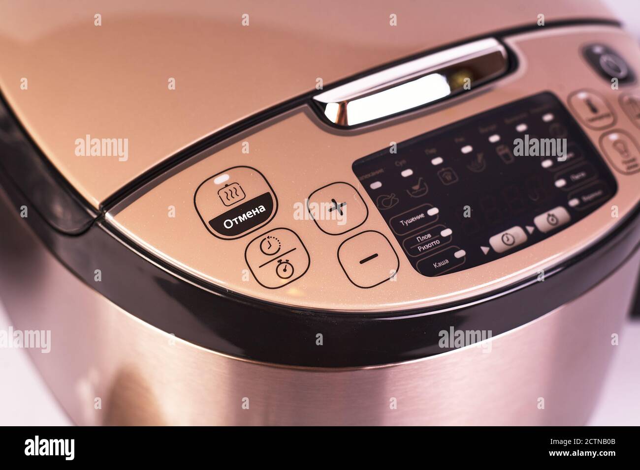 Zaporizhzhya, Ukraine - 07. September 2020: Tefal Multicooker isoliert auf weißem Hintergrund. Stockfoto