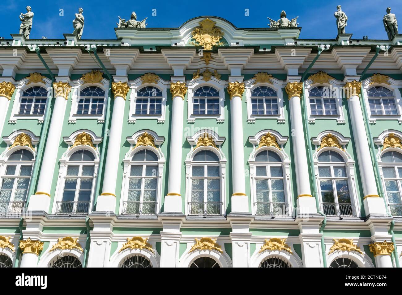 Sankt Petersburg, Russland – 15. Juni 2017. Fassade des Winterpalastes, in dem derzeit das Museum der Eremitage untergebracht ist. Die mintgrün, weiß Stockfoto