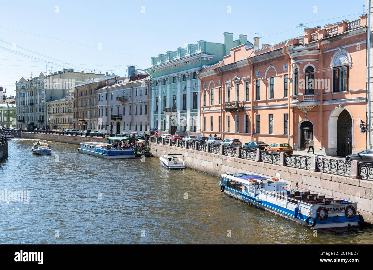 Sankt Petersburg, Russland – 15. Juni 2017. Blick auf den Fluss Moyka und das Ufer in Sankt Petersburg, mit historischen Gebäuden, Handelsimmobilien, Boot Stockfoto