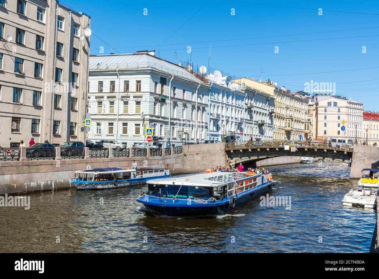 Sankt Petersburg, Russland – 15. Juni 2017. Blick auf den Fluss Moyka und das Ufer in Sankt Petersburg, mit historischen Gebäuden, Gewerbeimmobilien Stockfoto