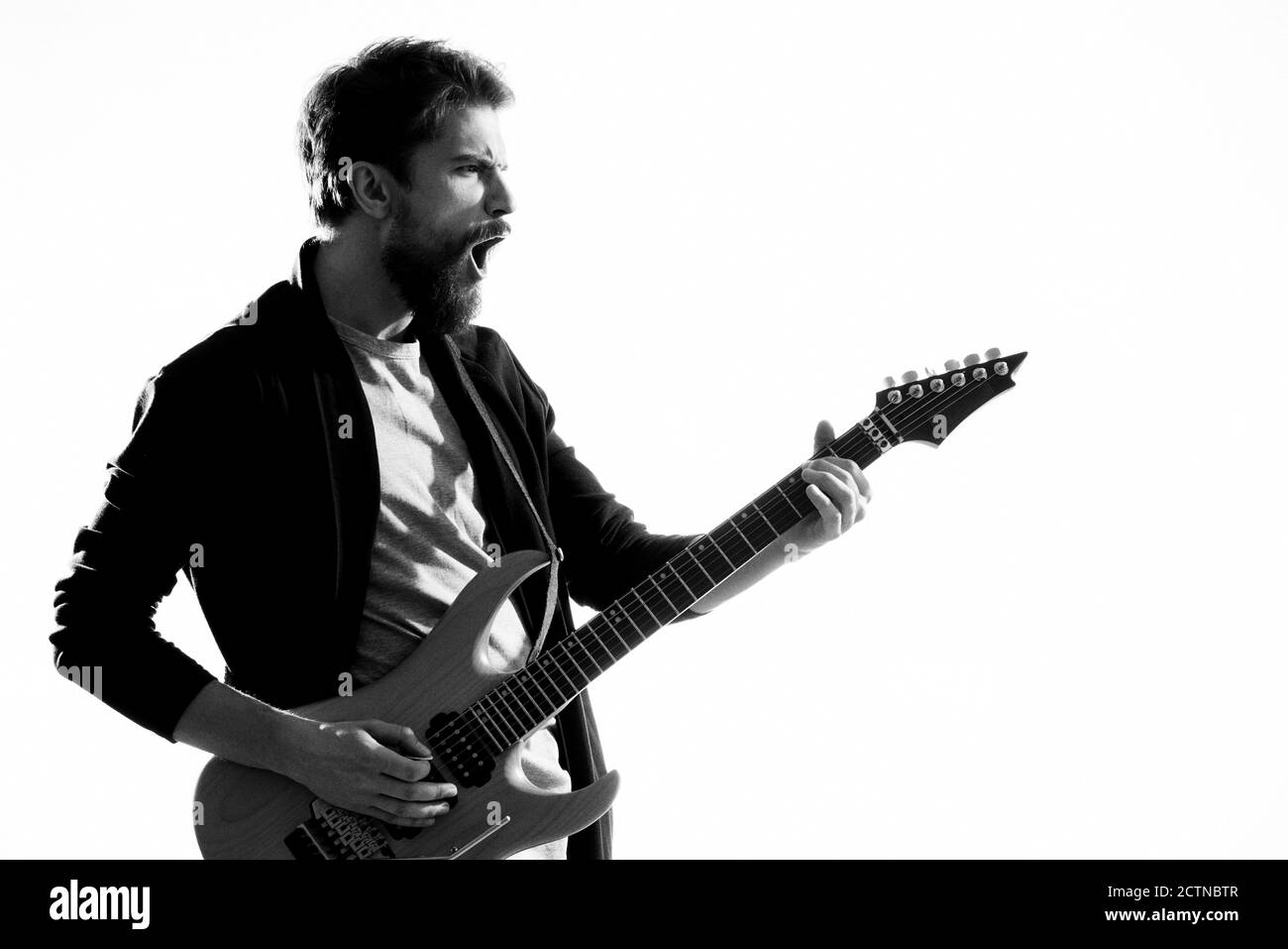 Männlicher Musiker mit Gitarren-Rockstar, der Unterhaltungsprogramm aufführt Stockfoto