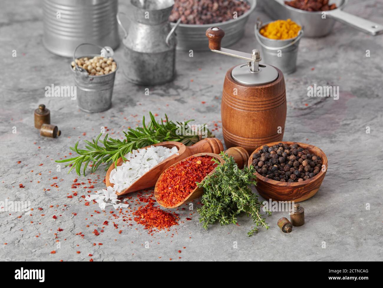 Gewürze und Kräuter auf Stein Hintergrund Stockfoto