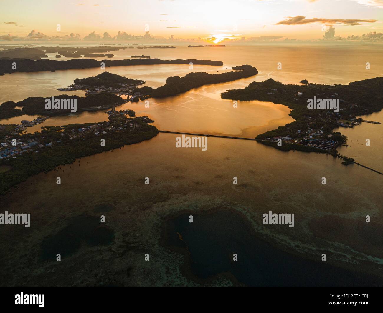 Hohe Luftaufnahme der Palau Inseln bei Sonnenuntergang Stockfoto