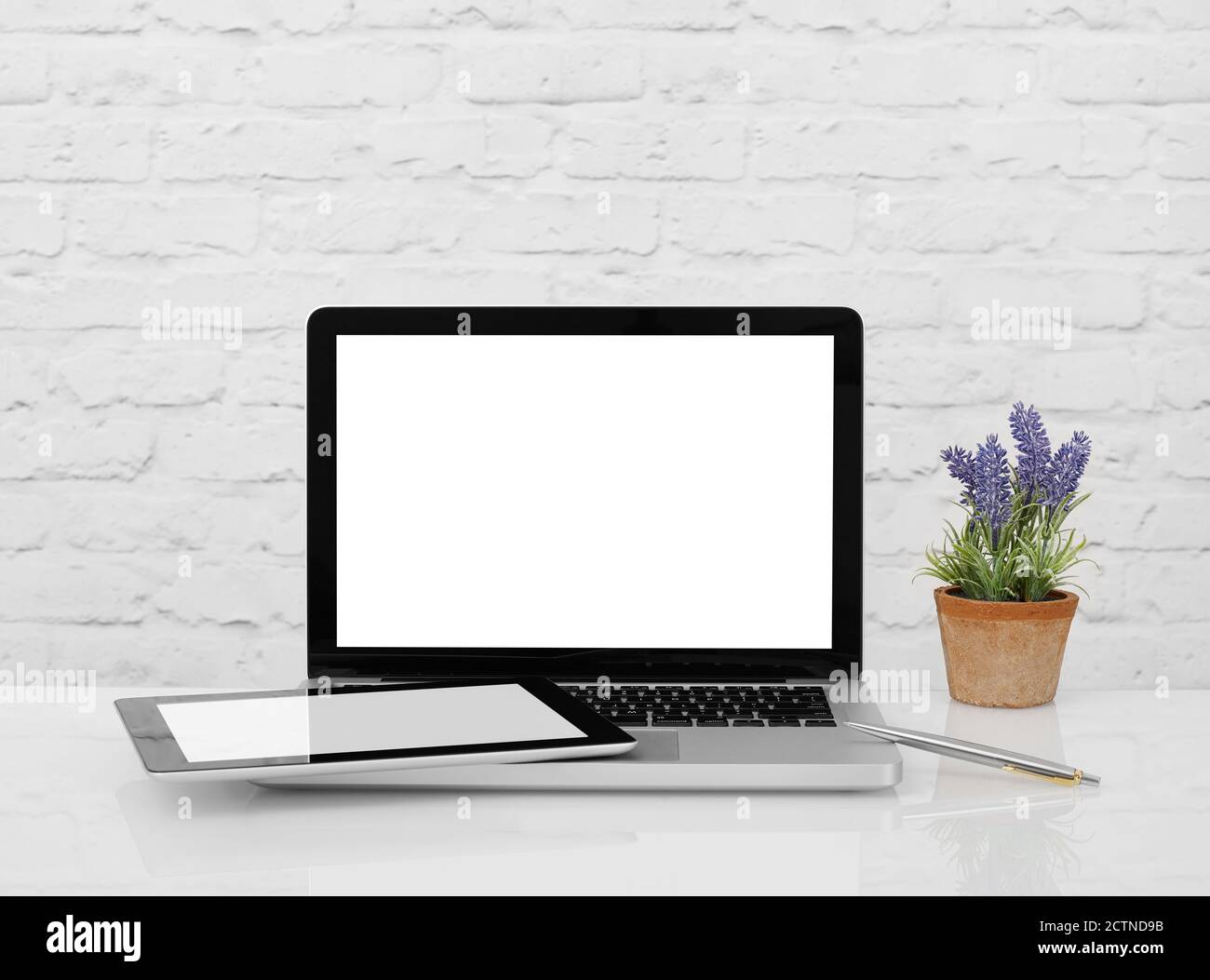 Arbeitstisch mit Copyspace auf Laptop-Monitor und Tablet Stockfoto