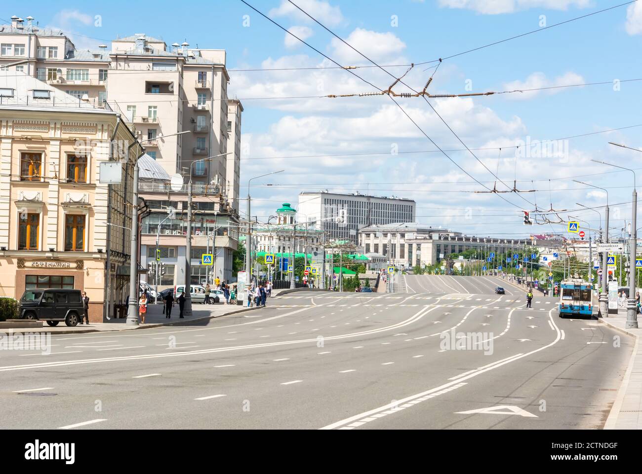 Moskau, Russland – 20. Juni 2017. Blick auf Yakimanskiy Proezd Avenue in Moskau, am Eingang zu Bolschoy Kamennyy meisten, ohne Verkehr. Stockfoto