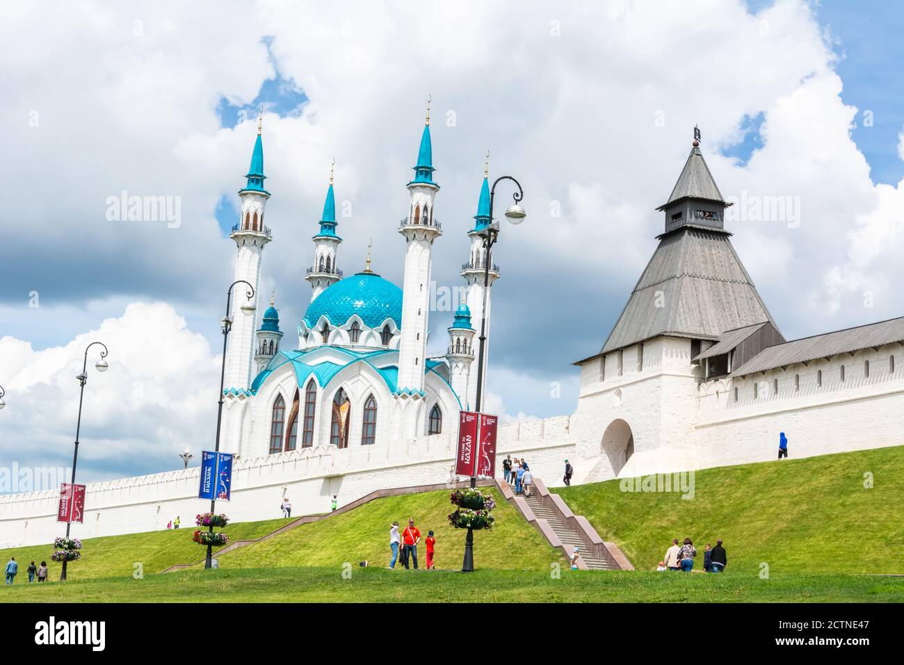 Kasan, Russland – 24. Juni 2017. Blick auf die Kasaner kremlmauern, den Verklärung Turm und die Kul Sharif Moschee in Kazan, mit Menschen im Sommer. Stockfoto