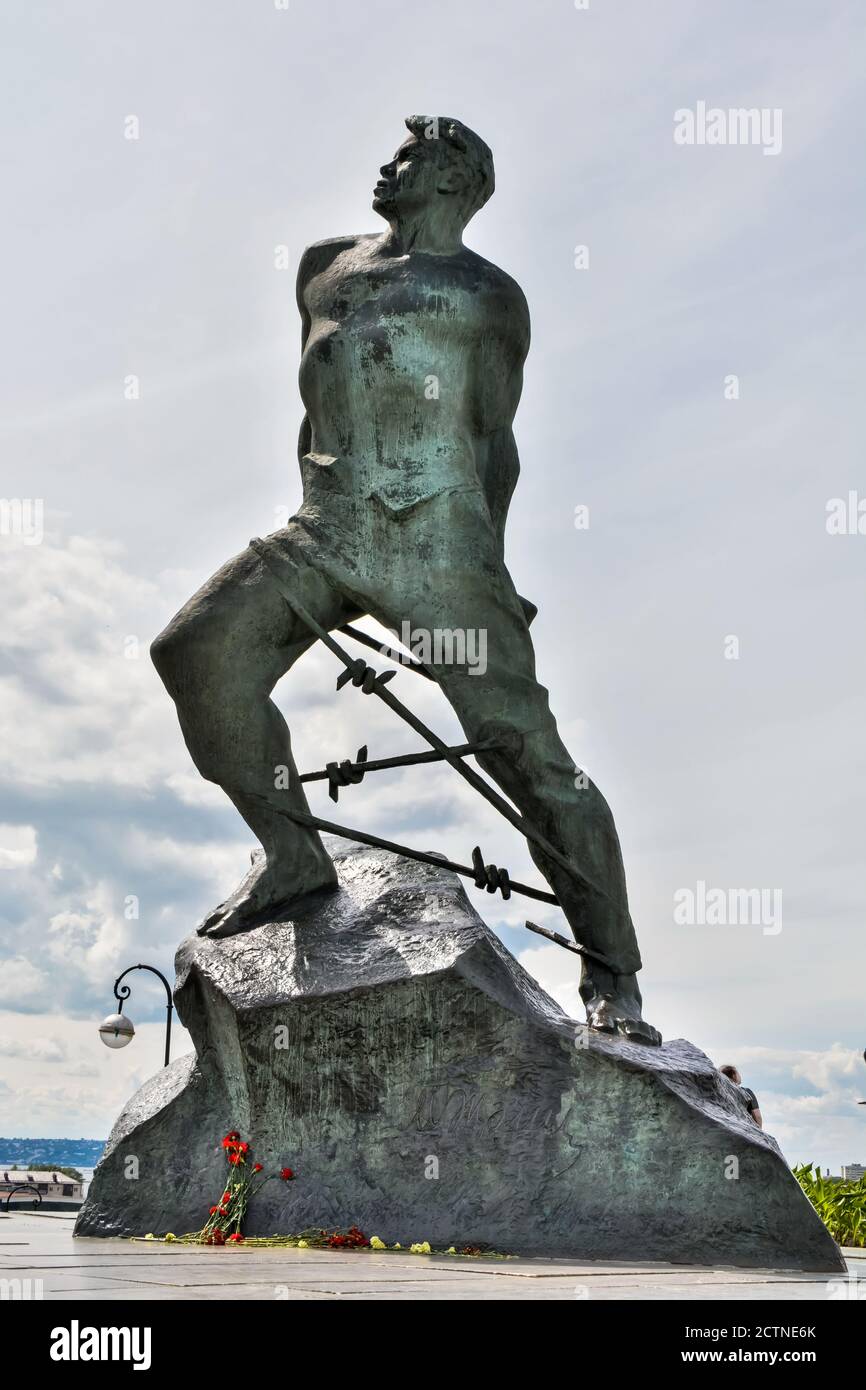 Kasan, Russland – 24. Juni 2017. Musa Dzhalil Denkmal in Kazan. Die Bronzefigur eines Mannes, der Stacheldraht zerreißt, befindet sich am Eingang zum kreml und wa Stockfoto