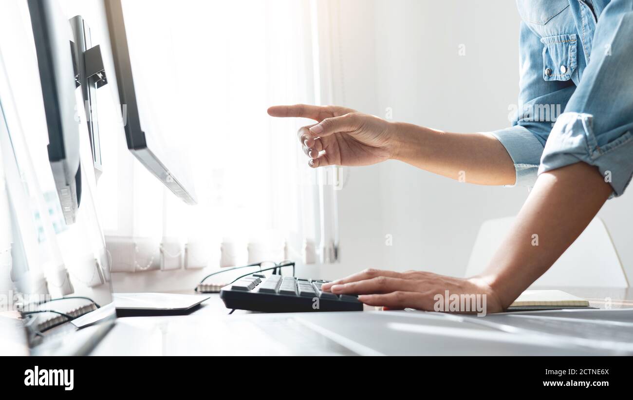 Software-Entwickler oder Programmierer arbeiten Daten Debugging Verbesserung binären Algorithmus Auf Desktop-pc in einer Software entwickeln Büro Firma Stockfoto