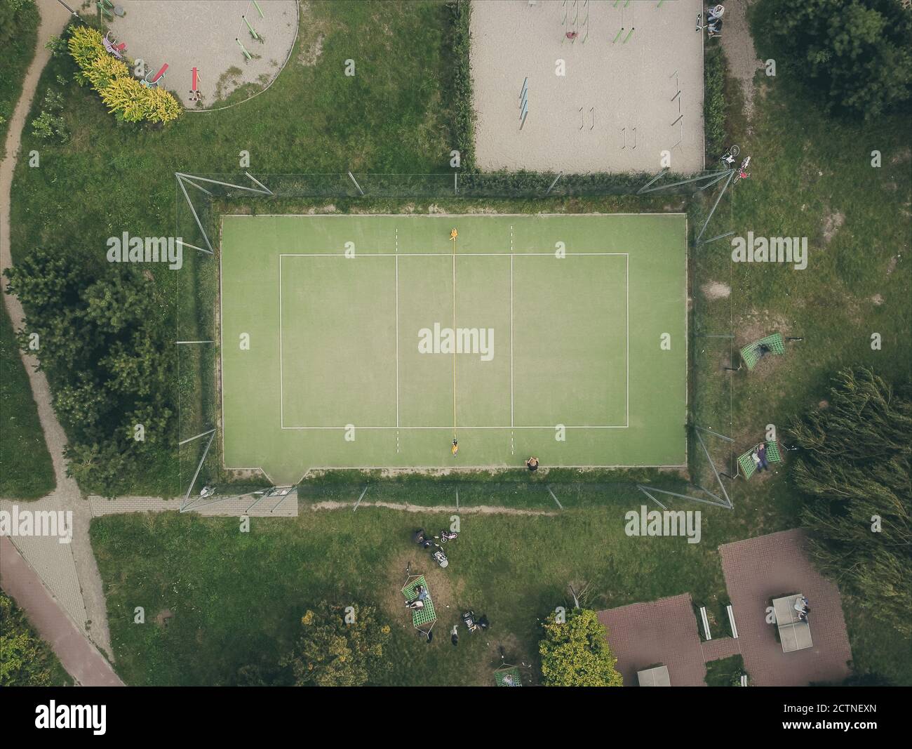 Blick von oben auf den Volleyballplatz in einem Park. Drohne, Luftaufnahme. Stockfoto