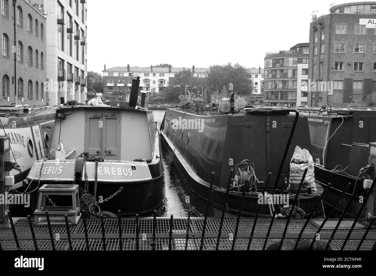 Kanalboote vertäuten am Battlebridge Basin am Regent's Canal in der Nähe Kings Cross London Stockfoto