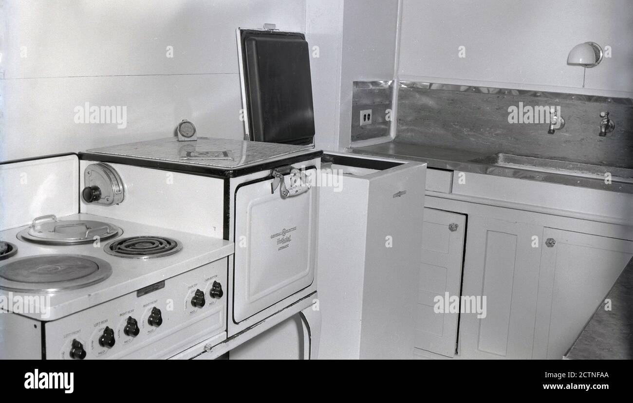 50er Jahre, historisch, Küche der Ära zeigt ein Waschbecken und die  häusliche Anwendung', Elektroherd, Waschmaschine und Trockner, USA. Kahle  Wände schienen, da es keine Wandschränke oder Shevling gab Stockfotografie  - Alamy