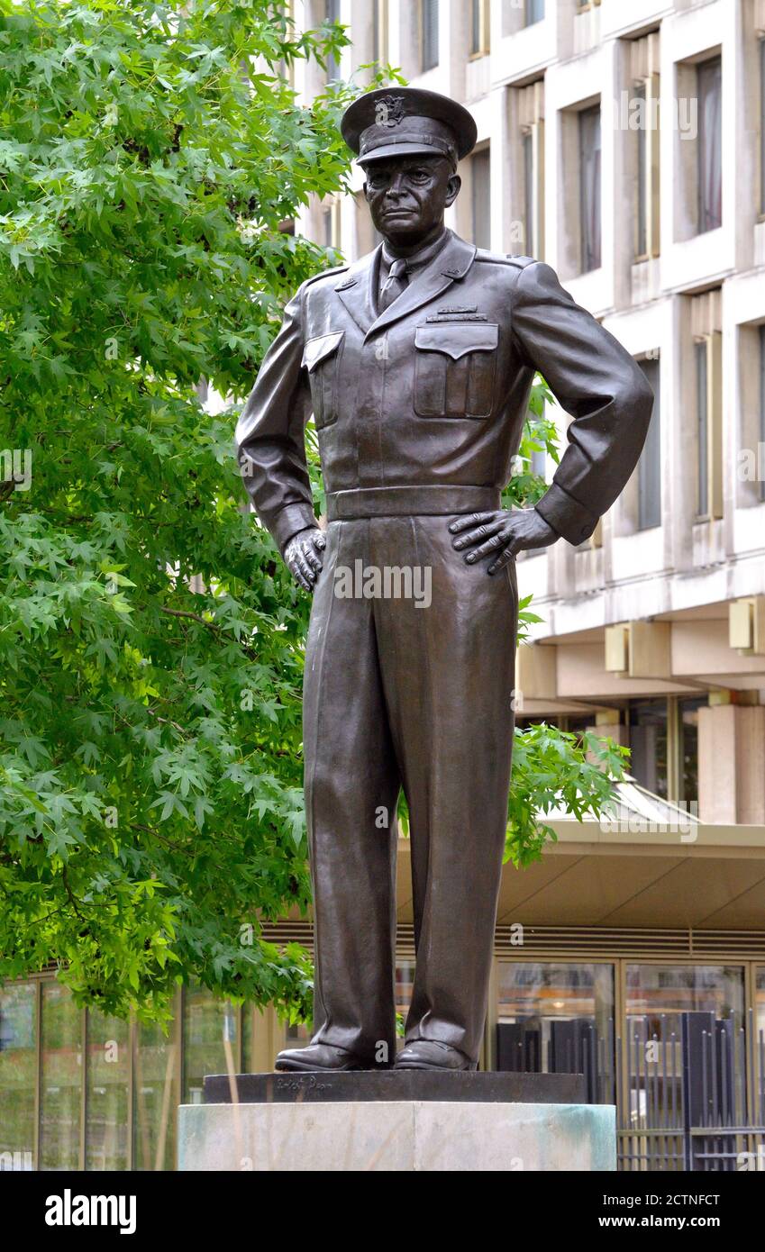 London, England, Großbritannien. Statue: Präsident Dwight D. Eisenhower (1890-1969) auf dem Grosvenor Platz bei der ehemaligen US-Botschaft Stockfoto