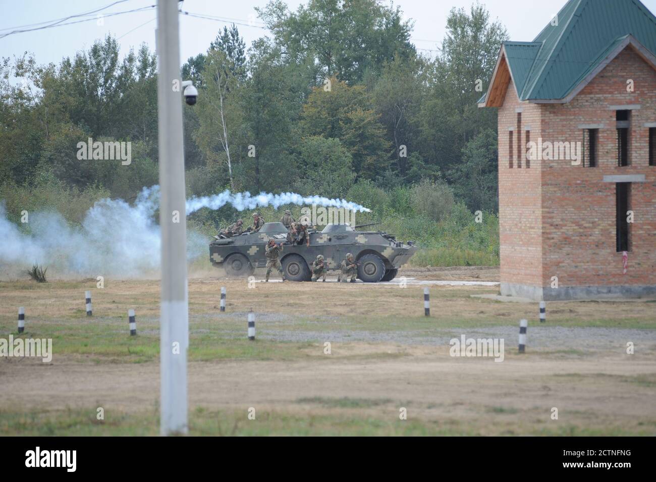 Yavoriv, Ukraine, 24.09.2020. Rapid Trident - 2020 militärische Übungen auf dem Javoriv Trainingsgelände, in der Nähe der westukrainischen Stadt Lwiw, Ukraine, 24. September 2020. Rund 4,000 Soldaten aus neun Ländern, darunter USA, Deutschland, Polen, Großbritannien, Rumänien, Kanada, Dänemark, Litauen und der Ukraine nehmen an der gemeinsamen ukrainisch-amerikanischen Kommando-und Stabübung Rapid Trident - 2020 Ausbildung. Das Ausbildungsprogramm ist Teil einer langfristigen Strategie zur Verbesserung des ukrainischen Verteidigungspotenzials und zur Steigerung der Professionalität der ukrainischen Streitkräfte. Stockfoto