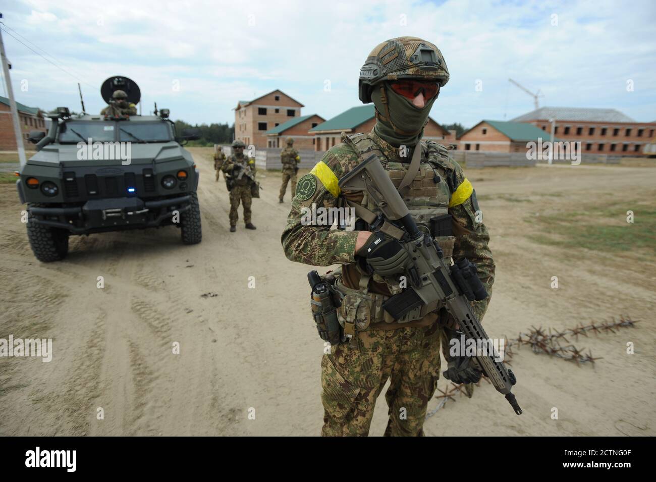 Yavoriv, Ukraine, 24.09.2020. Rapid Trident - 2020 militärische Übungen auf dem Javoriv Trainingsgelände, in der Nähe der westukrainischen Stadt Lwiw, Ukraine, 24. September 2020. Rund 4,000 Soldaten aus neun Ländern, darunter USA, Deutschland, Polen, Großbritannien, Rumänien, Kanada, Dänemark, Litauen und der Ukraine nehmen an der gemeinsamen ukrainisch-amerikanischen Kommando-und Stabübung Rapid Trident - 2020 Ausbildung. Das Ausbildungsprogramm ist Teil einer langfristigen Strategie zur Verbesserung des ukrainischen Verteidigungspotenzials und zur Steigerung der Professionalität der ukrainischen Streitkräfte. Stockfoto
