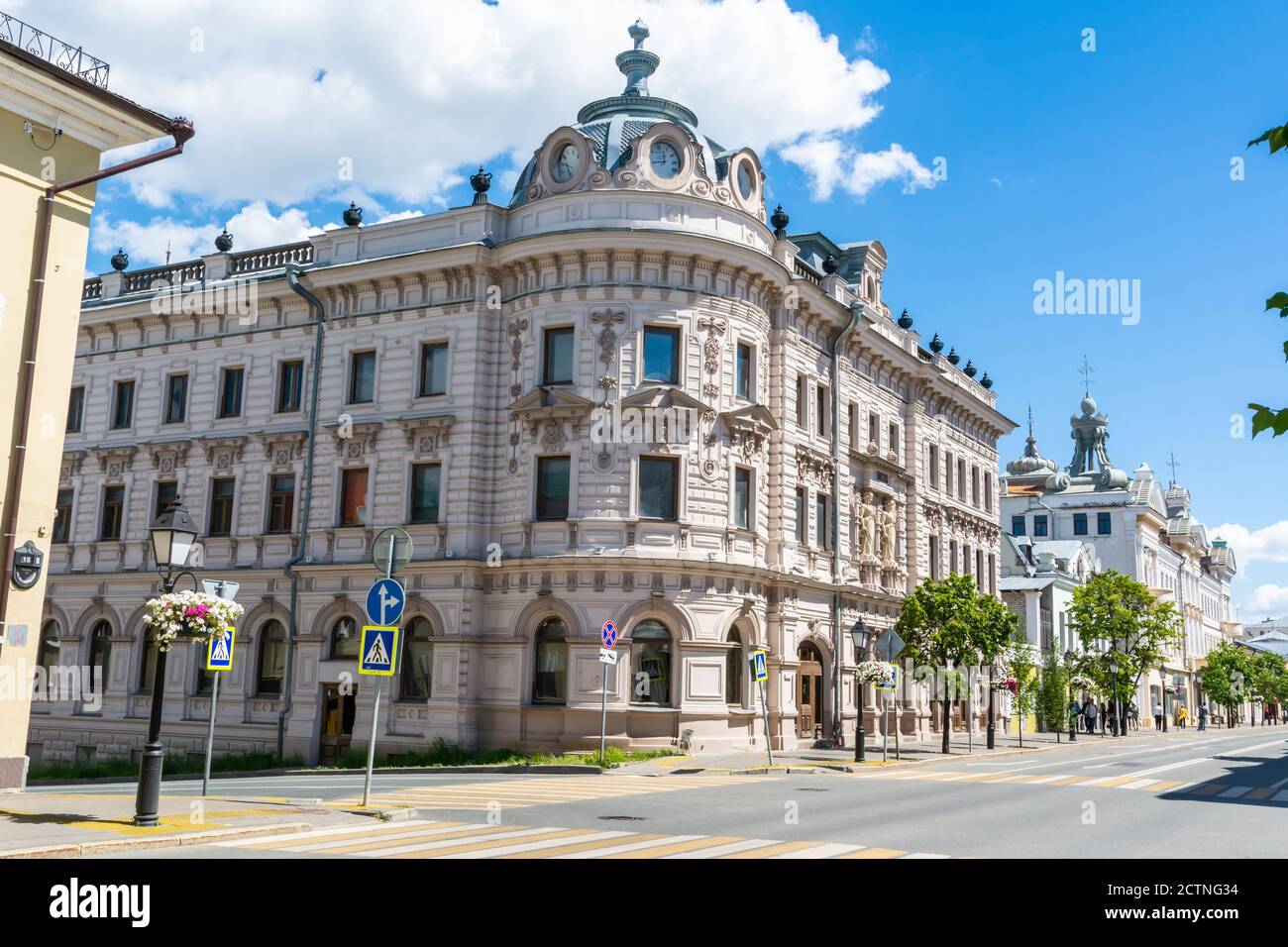 Kasan, Russland – 29. Juni 2017. Alexandrov Arcade Gebäude in Kremlewskaja Straße in Kasan. Das Gebäude stammt von 1880-1883. Stockfoto