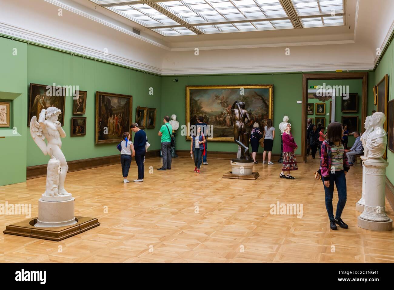 Moskau, Russland – 1. Juli 2017. Innenansicht der Tretjakow Galerie in Moskau, mit Menschen, Gemälden und Skulpturen. Stockfoto