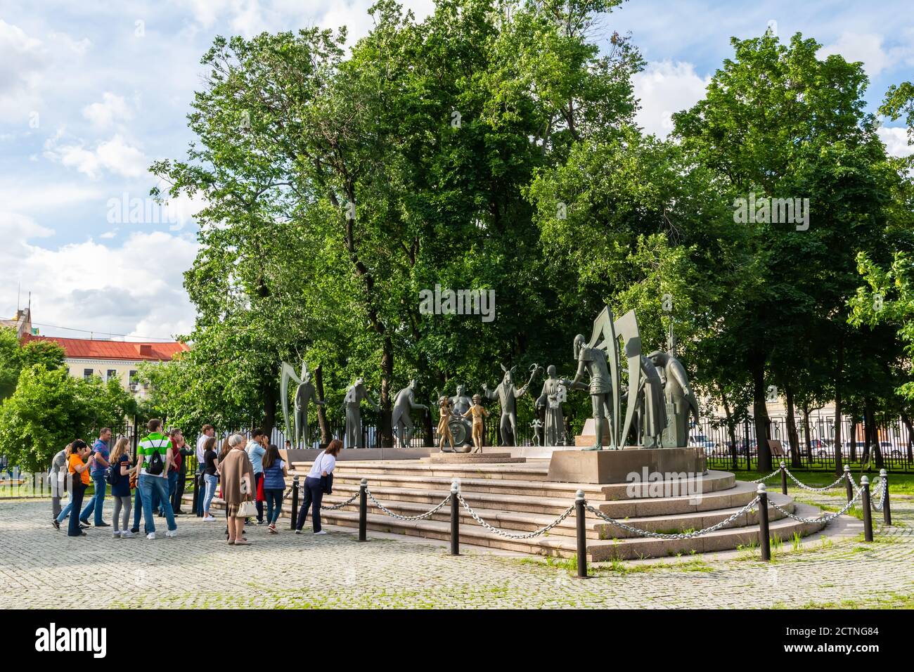 Moskau, Russland – 1. Juli 2017. Die Gruppe der Menschen vor den Kindern ist Opfer der Skulptur der Erwachsenen-Laster von Michail Schemjakin in Bolotnaja Ploschtschad Stockfoto