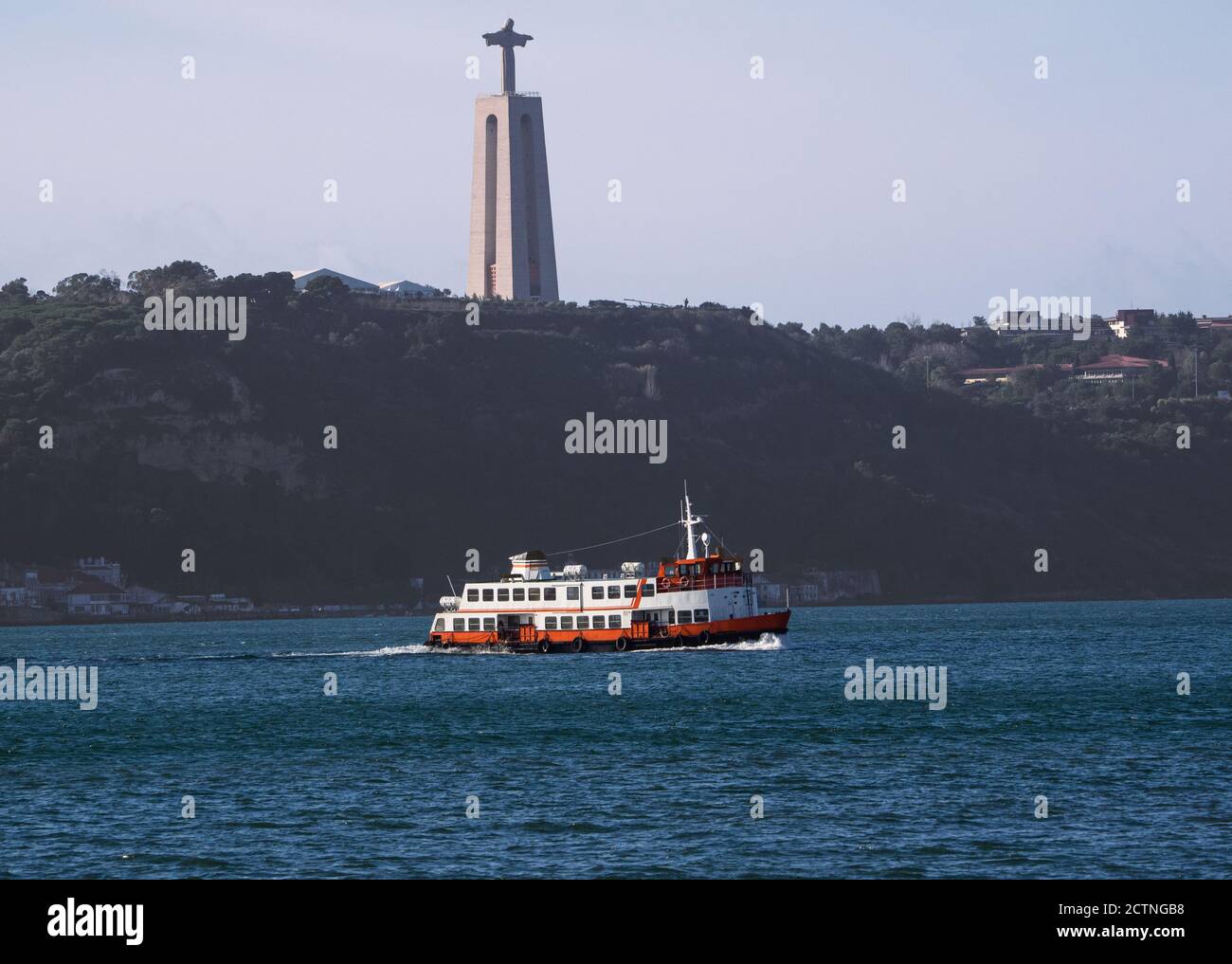 Schiff fährt unter dem Heiligtum von Christus dem König segeln Auf dem Tejo aus Lissabon, Portugal Stockfoto