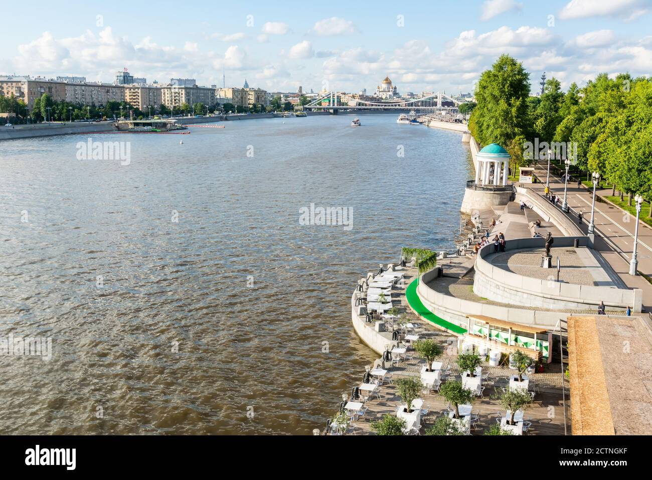 Moskau, Russland – 3. Juli 2017. Blick auf das Pushkinskaya-Ufer entlang des Moskwa-Flusses und den Olive Beach im Gorki-Park in Moskau. Stockfoto