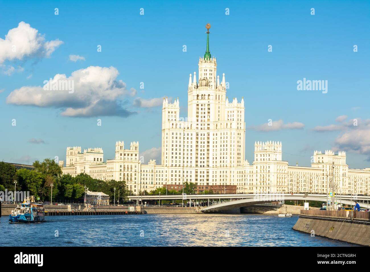 Moskau, Russland – 3. Juli 2017. Kotelnicheskaya Embankment Building in Moskau. Außenansicht von der anderen Flussseite im Sommer. Das Gebäude wurde verlegt Stockfoto