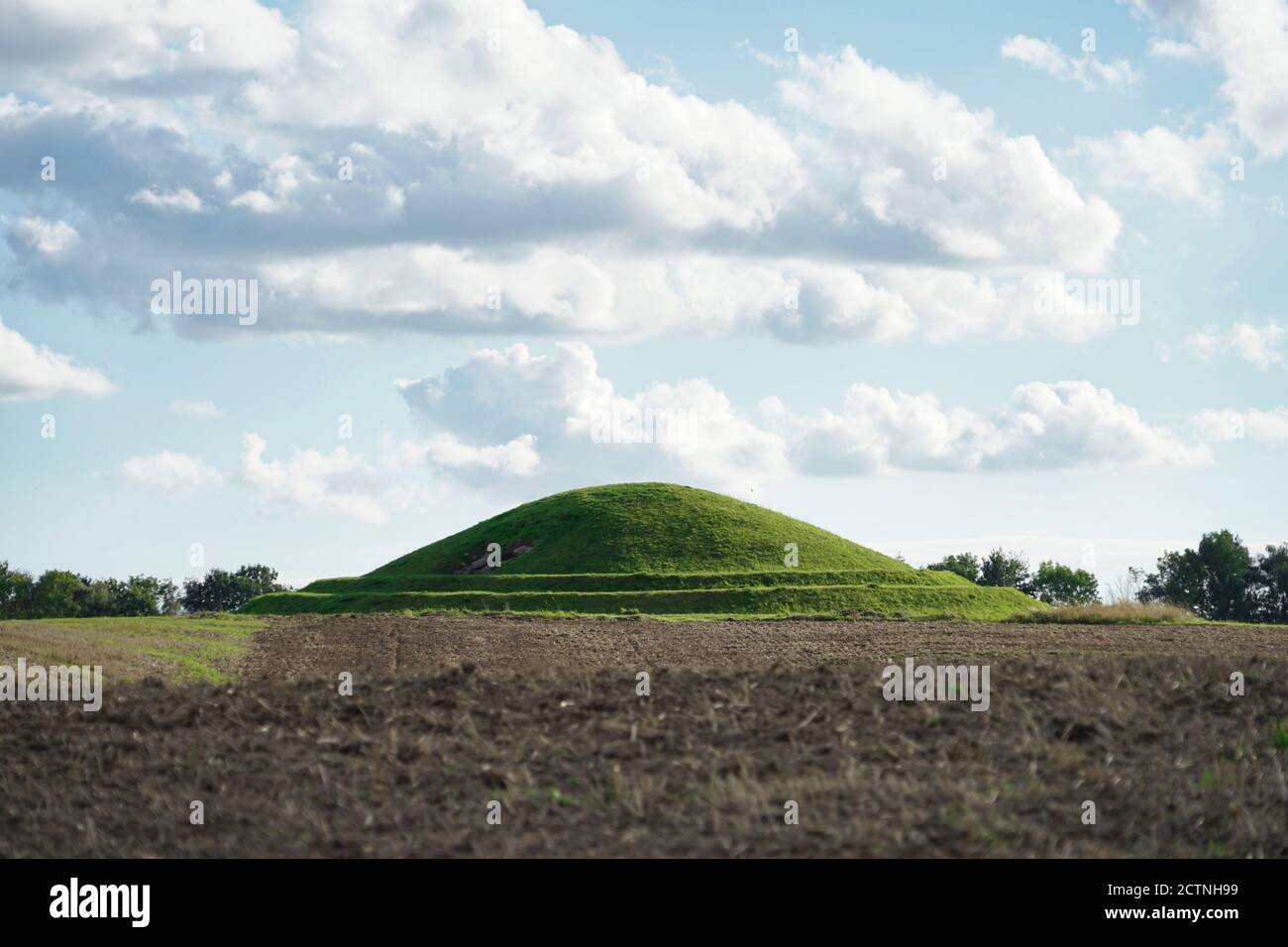 barrow in Fields, blauer wolkiger Himmel, Mon Island, Dänemark, Europa Stockfoto