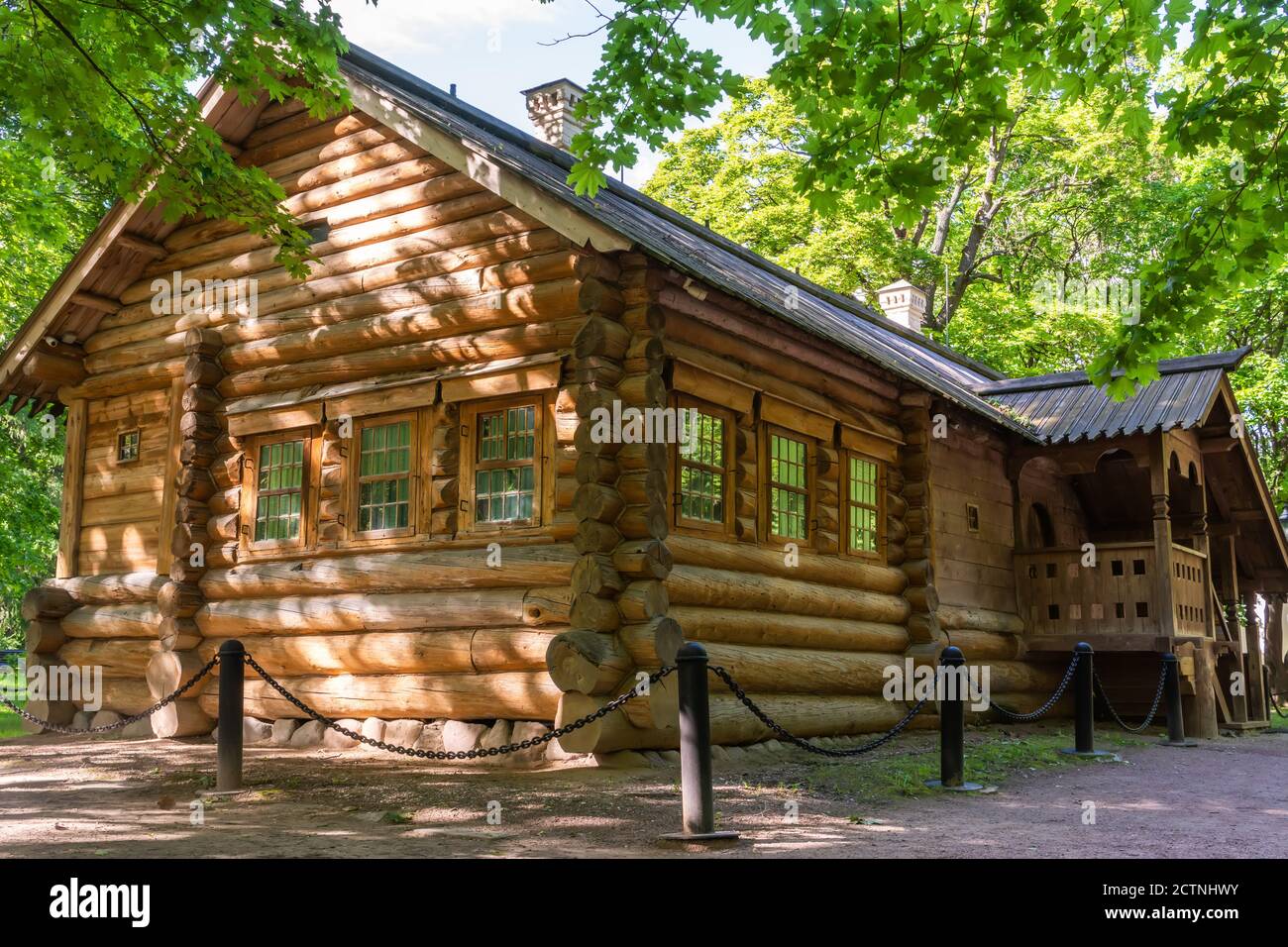 Moskau, Russland – 6. Juli 2017. Peter der große Haus (18. Jahrhundert) aus der nördlichen Dvina, derzeit in Kolomenskoe Museum-Reserve in Moskau. Stockfoto