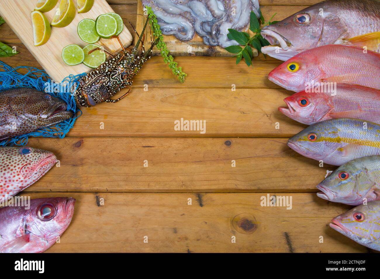 Karibischer frischer Fisch Meeresfrüchte auf altem Holztisch. Draufsicht. Nahaufnahme. Stockfoto