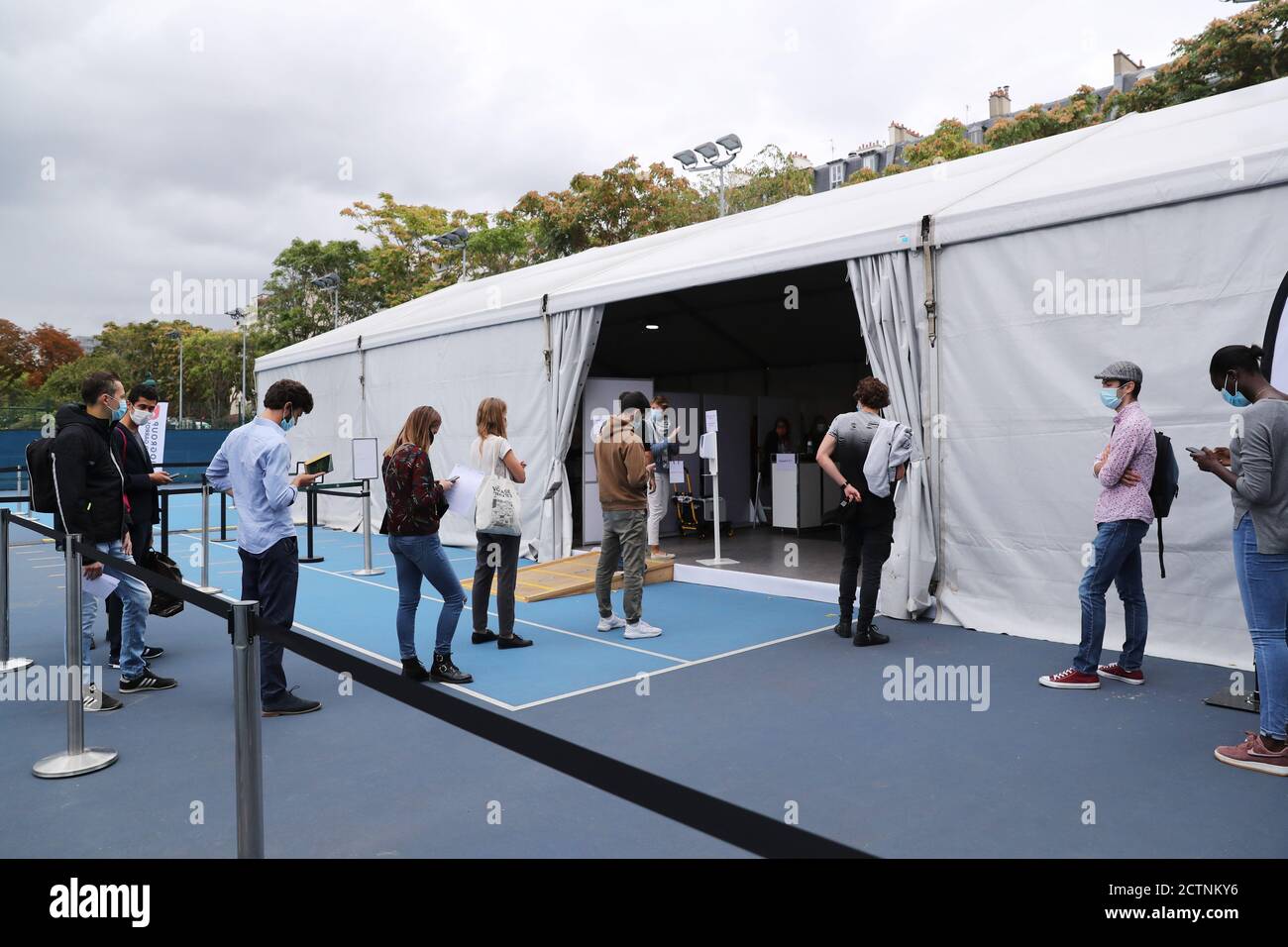 Paris, Frankreich. September 2020. Accredited Persons to French Open Line-up für PCR-Test für Covid-19 Bildschirm bei der Französisch Tennis Federation in Paris, Frankreich, 23. September 2020. Kredit: Gao Jing/Xinhua/Alamy Live Nachrichten Stockfoto