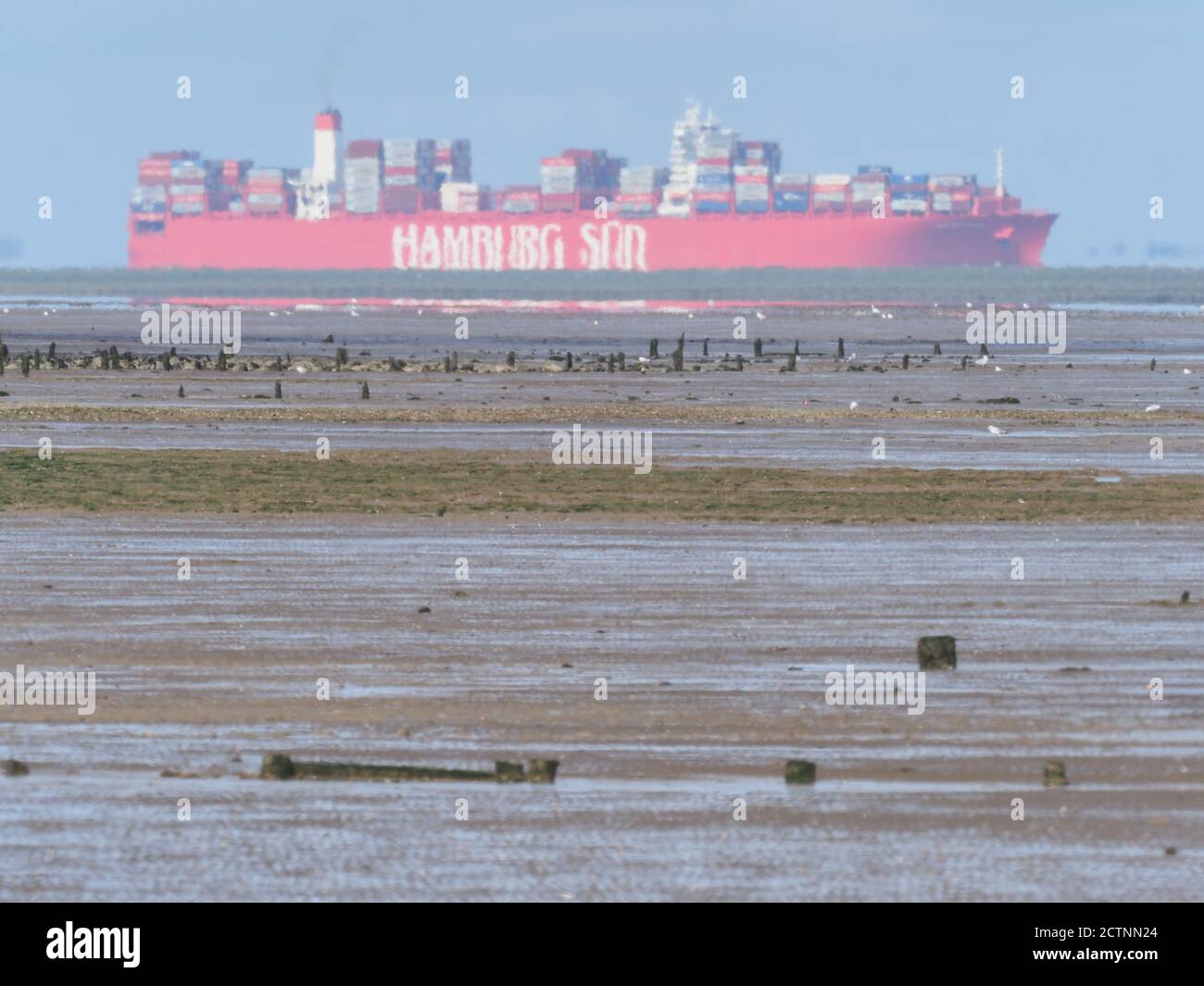 Shellness, Kent, Großbritannien. September 2020. UK Wetter: Sonniger blauer Himmel in Shellness, Kent, fühlt sich aber etwas kühler an. Cap San Raphael Containerschiff in der Ferne über das Watt gesehen. Kredit: James Bell/Alamy Live Nachrichten Stockfoto