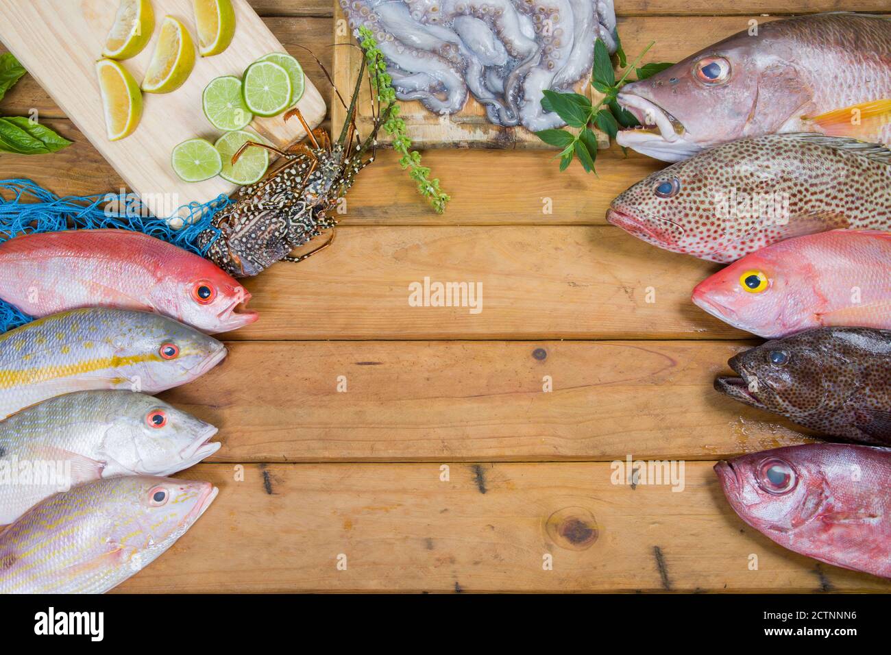 Karibischer frischer Fisch Meeresfrüchte auf altem Holztisch. Draufsicht. Nahaufnahme. Stockfoto