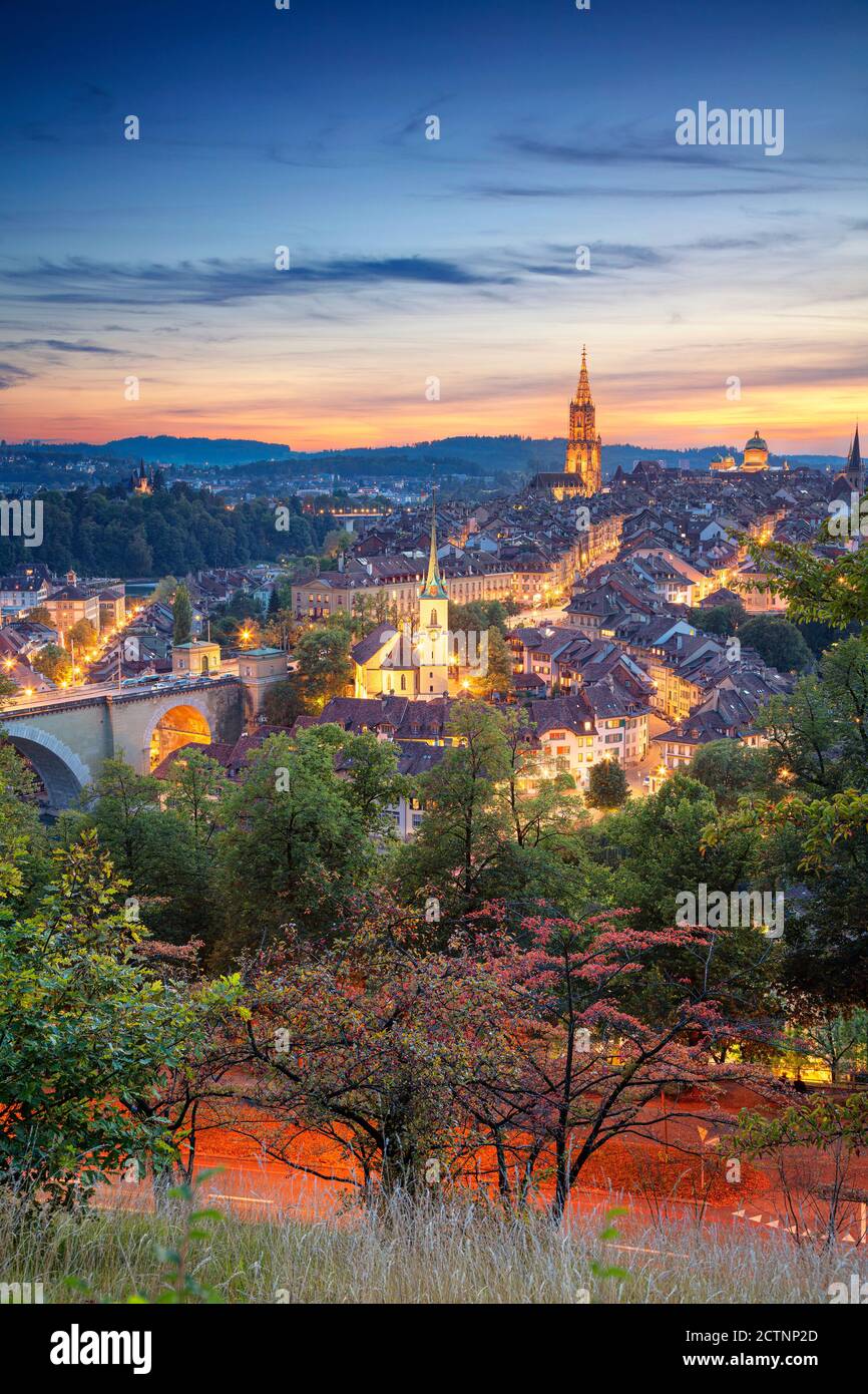 Stadt Bern. Stadtbild der Innenstadt von Bern, Schweiz bei schönem Herbstuntergang. Stockfoto