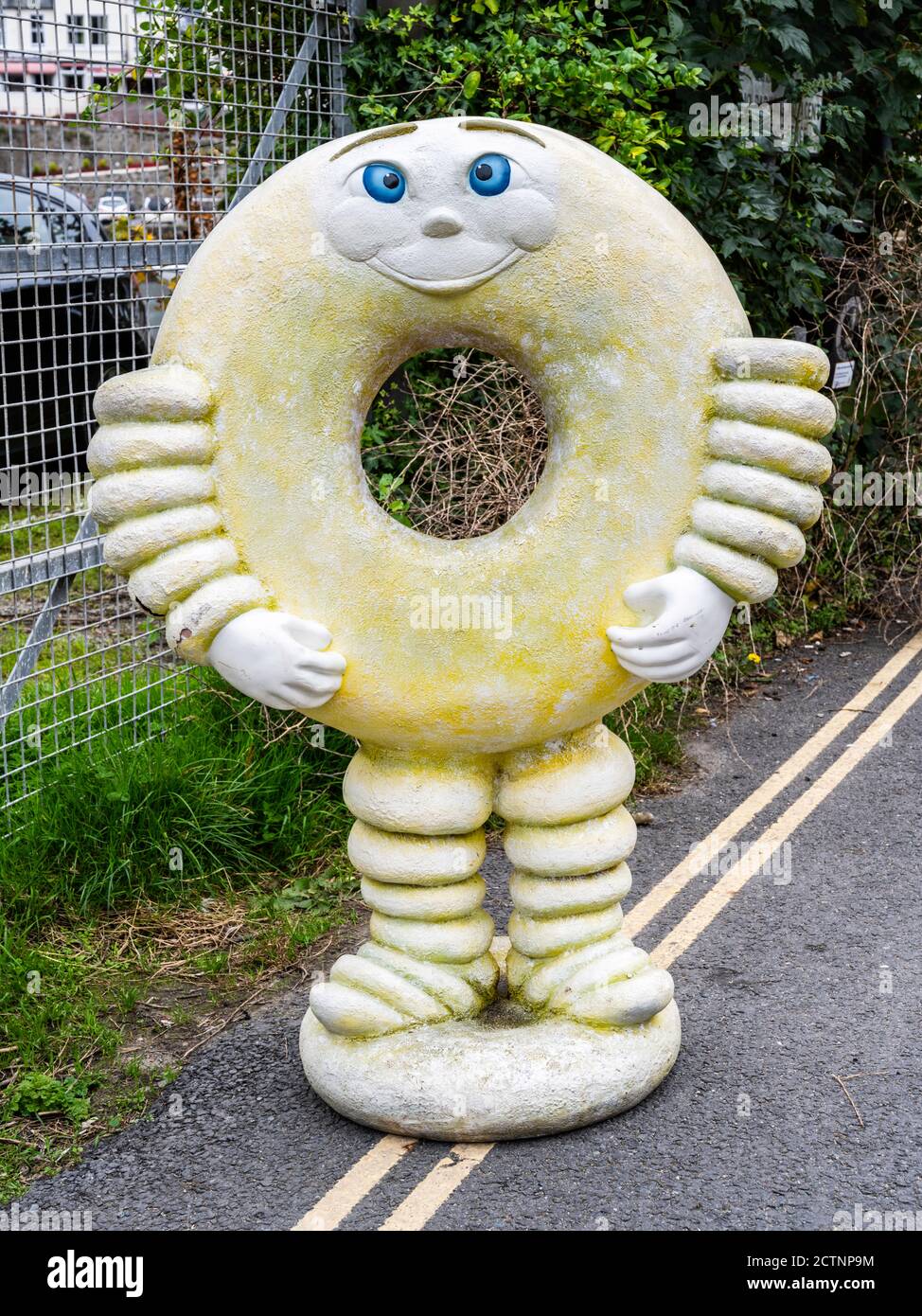 Donut Mann Maskottchen, Werbung Donuts zum Verkauf in einem Geschäft in West Looe, Cornwall, England, UK. Stockfoto