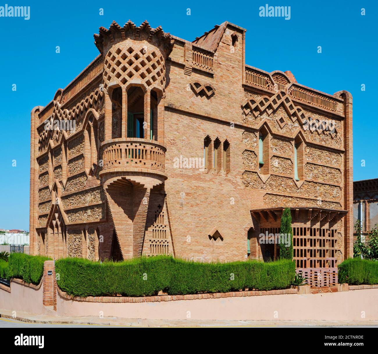 Blick auf das Gebäude Cal Espinal im Stadtteil Colonia Guell in Santa Coloma de Cervello, Spanien, erbaut im frühen 20. Jahrhundert in Mauerwerk für moderne Kunst Stockfoto